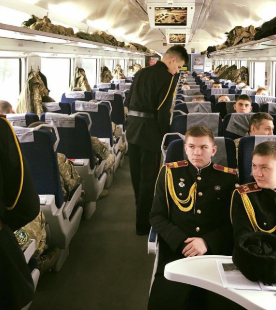 Курсанты едут на станцию Круты историческим поездом, "как 100 лет назад"