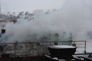 У Запоріжжі рятувальники 2 години гасили пожежу на плавучому крані. Фото: Укріфнорм