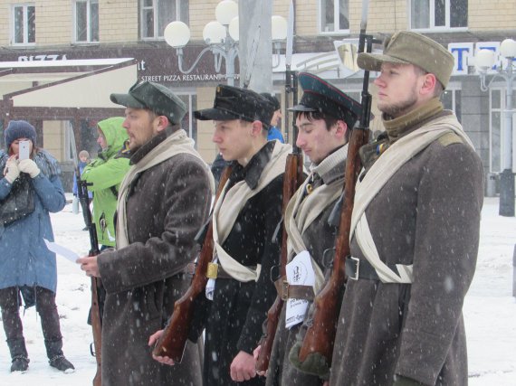 Учасники локації в одностроях УНР. Віктор Трофименко в ролі керівника студентів Аверкія Гончаренка читає заклик до полтавців.