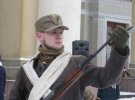 Солдат УНР готує зброю до бою