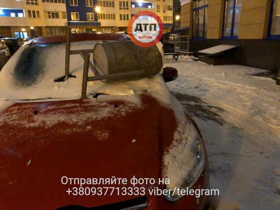 На ул. Сикорского кто-то из возмущенных местных жителей бросил урну в неправильно припаркованный автомобиль