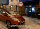 На ул. Сикорского кто-то из возмущенных местных жителей бросил урну в неправильно припаркованный автомобиль