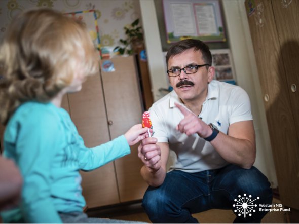 Сергей Сухомлин попробовал себя в роли воспитателя в детском саду