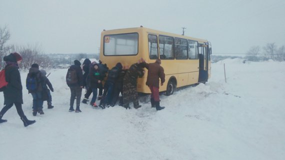 Дети на Черкащине почти два часа выталкивали школьный автобус из снега