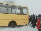 Дети на Черкащине почти два часа выталкивали школьный автобус из снега