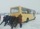 Діти на Черкащині майже дві години виштовхували шкільний автобус зі снігу