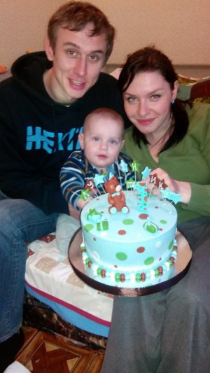 Дмитро Леконцев з дружиною Поліною та сином Лук’яном після переїзду до Маріуполя на Донеччині святкують перший день народження сина