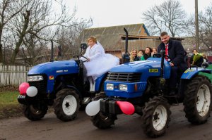 Молодята Олеся й Віталій Гижі катаються на тракторах у своєму селі. Весілля святкували у кафе. Запросили 140 гостей