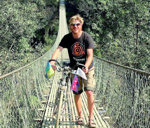 Руслан Верин іде підвісним мостом у Непалі в лютому торік.  Мандрує на велосипеді сам