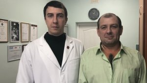 Головний кардіохірург Черкащини Олег Журба (ліворуч) з прооперованим Анатолієм Коротніцьким перед випискою з лікарні