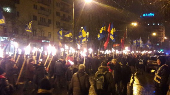 У центрі Києва націоналісти влаштували смолоскипну ходу. 