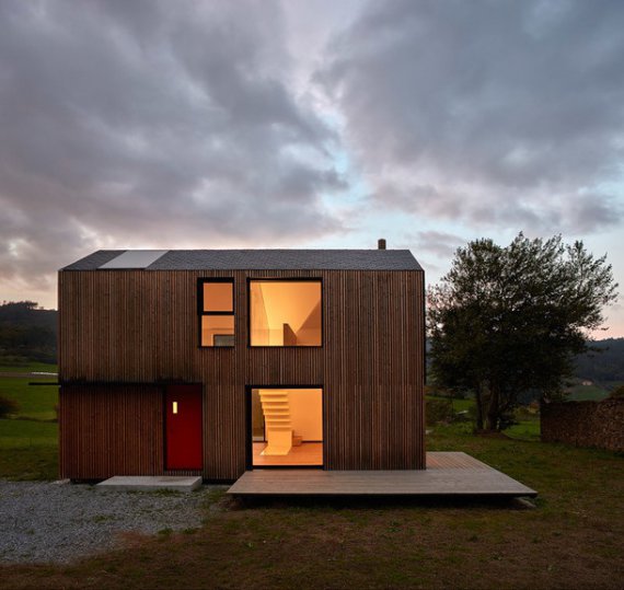 Модульный дом сделан из оцинкованной стали, дерева и шифера