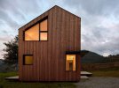 Модульний будинок зроблений з оцинкованої сталі, дерева та шиферу