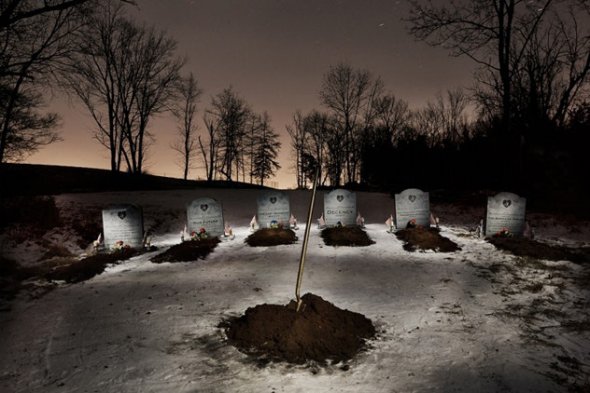 Арт-инсталляция "Grave New World" - кладбище американских идеалов, которые "похоронил" Трамп
