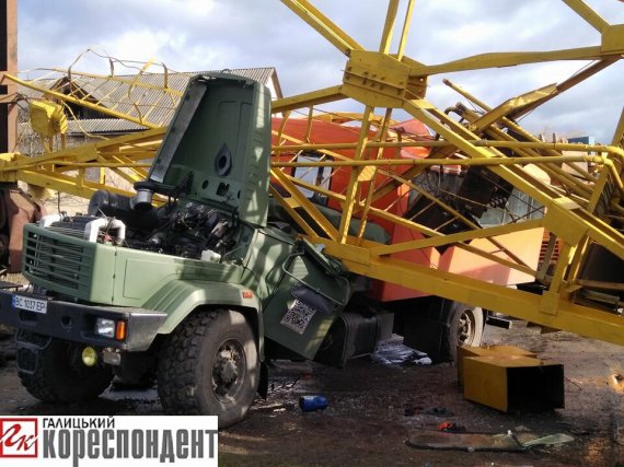 На залізничному підприємстві кран розчавив вантажівку