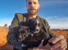Подорож із собаками: чоловік приютив знайдених цуценят