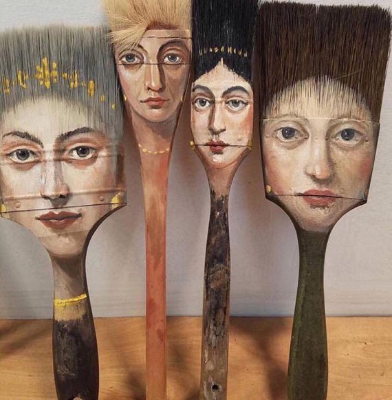 Олександра Діллон малю портрети на пензлях та начинні