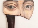 Александра Диллон рисует портреты на кистях и утвари