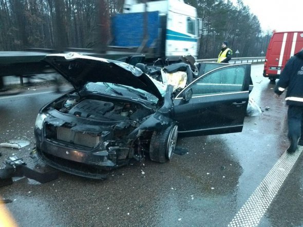 На Житомирщині водій автомобіля протаранив колесовідбійник, загинуло двоє людей
