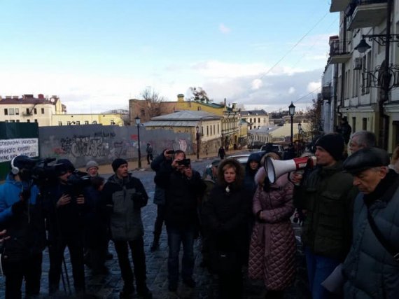 Громада, громадські діячі, нардепи та депутати Київради оглянули будівельний майданчик та вручили особам, які перебували на території забудови, ухвалу суду та припис Мінкультури