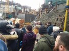 Громада, громадські діячі, нардепи та депутати Київради оглянули будівельний майданчик та вручили особам, які перебували на території забудови, ухвалу суду та припис Мінкультури