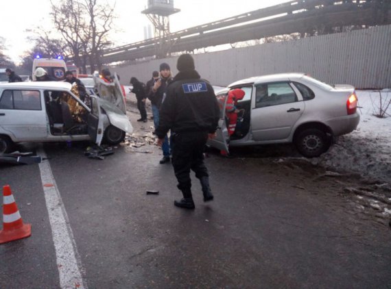 В Запорожье произошло столкновение двух автомобилей: четверо пострадавших