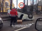 Произошло столкновение Toyota и KIA, от удара последнего отбросило в бровку