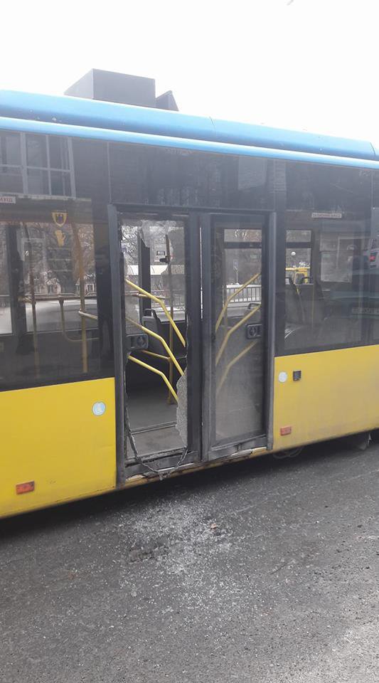 Пассажиры общественного транспорта повредили троллейбус