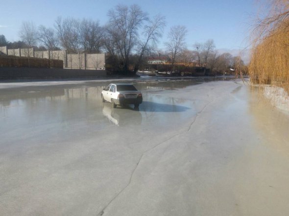 Женщина забыла воспользоваться ручным тормозом и машина начала катиться вниз к замерзшей реке