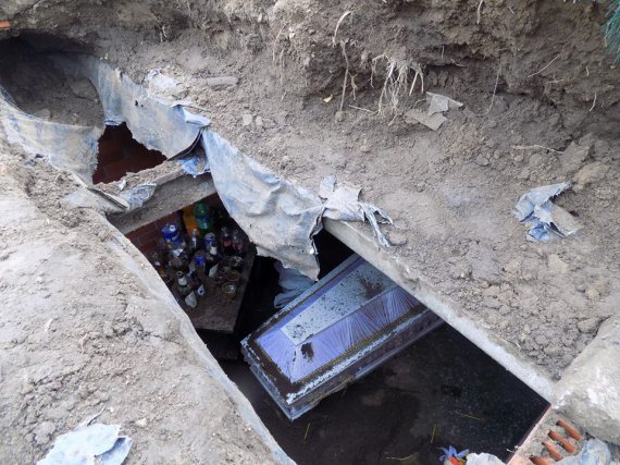 На кладовищі в селі Шабо Білгород-Дністровського району невідомі  пошкодили могилу