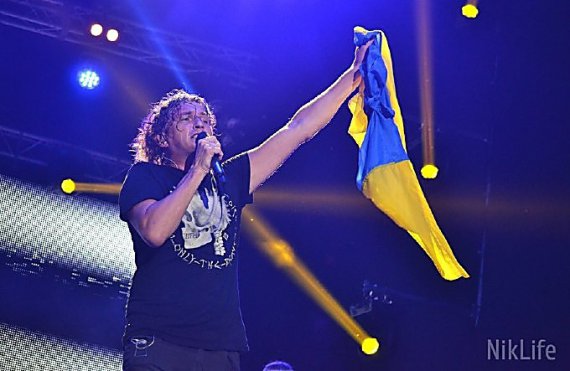 Андрей Кузьменко на одном из концертов держит сине-желтый флаг. С 2014-го возил помощь бойцам в АТО