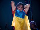 Андрій Кузьменко на одному із концертів тримає синьо-жовтий стяг. З 2014-го возив допомогу бійцям в АТО