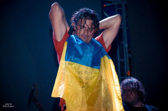Андрей Кузьменко на одном из концертов держит сине-желтый флаг. С 2014-го возил помощь бойцам в АТО