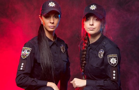 Патрульна Людмила Мілевич (ліворуч) - неофіційний секс-символ нової поліції