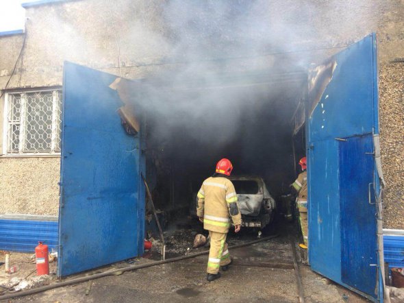 У Києві стався вибух на СТО: обгоріли чотири машини