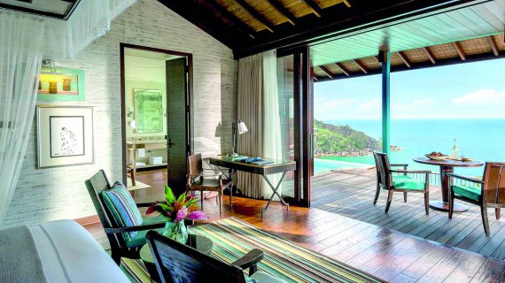 З однієї з кімнат вілли готелю ”Чотири сезони” на Сейшельських островах видно океан. Також там є басейн. Такі два будинки орендувала родина генпрокурора Юрія Луценка. Доба проживання в одному коштує 2648 євро — це майже 91 тисяча гривень