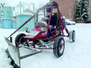 Черкаські студенти розробили легкий і прохідний автомобіль для прибирання снігу. Його собівартість — 15 тисяч гривень