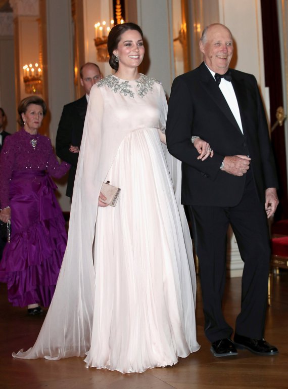 Кейт Миддлтон и принц Уильям в компании членов королевской семьи Норвегии — королевы Сони, кронпринца Хокона, кронпринцессы Метте-Марит
