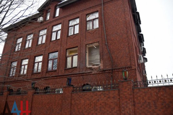 У терористичній ДНР напередодні ввечері невідомі здійснили обстріл будівлі так званого «міністерства оборони».