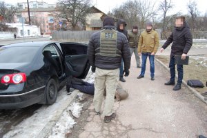 Полицейский из Чернигова организовал группировку, которая продавала оружие в Россию