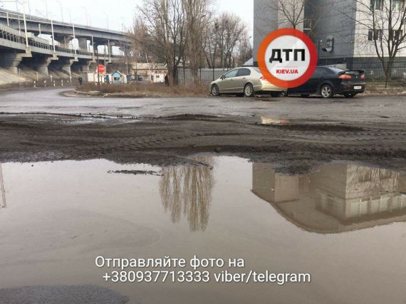 Киевлян возмутили коммунальщики, которые ремонтировали дорогу поверх грязи и луж
