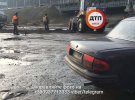 Киевлян возмутили коммунальщики, которые ремонтировали дорогу поверх грязи и луж