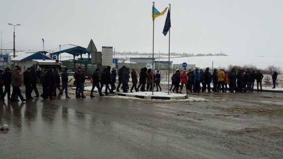 На пункті пропуску «Рава-Руська» люди протестують проти змін до Податкового кодексу. 