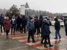 На пункті пропуску «Рава-Руська» люди протестують проти змін до Податкового кодексу. 