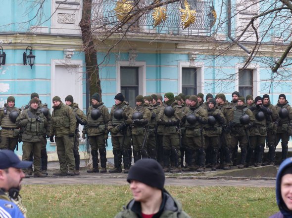 Бойцы Нацгвардии были в полном йойвому экипировка, предназначенном для разгонов митингов