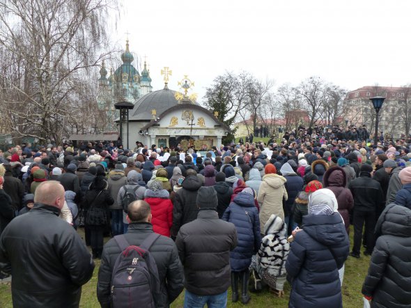 В пятницу настоятели часовни через соцсети призывали прийти и "защитить святыню от посягательства радикалов"