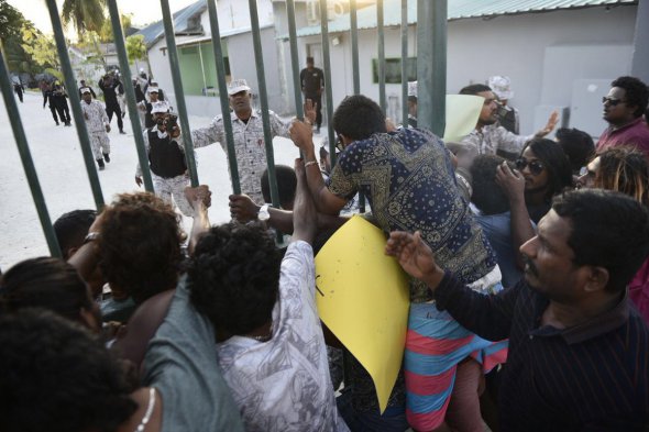 Митингующие открыли ворота и ворвались на территорию тюрьмы, где содержали 12 оппозиционеров