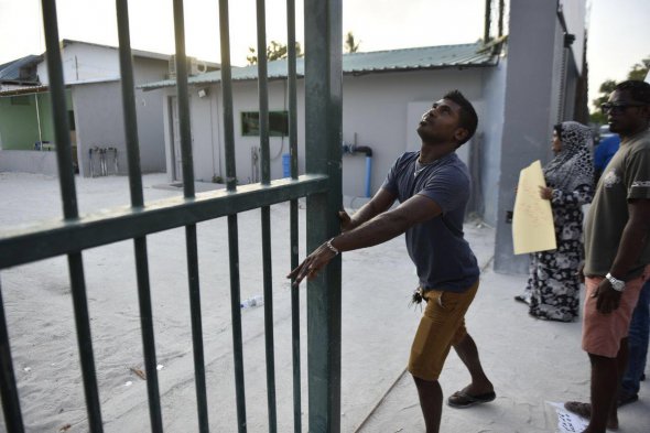 Митингующие открыли ворота и ворвались на территорию тюрьмы, где содержали 12 оппозиционеров