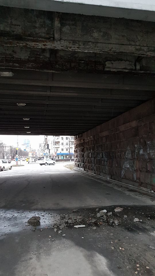 У Києві від Повітрофлотського шляхопроводу почали відвалюватися шматки бетону