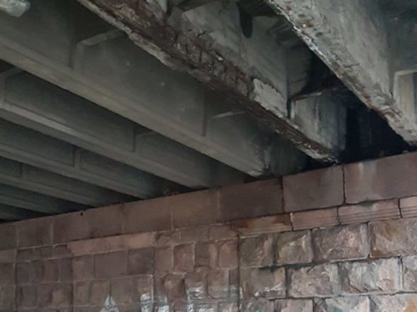 В Киеве от Воздухофлотского путепровода начали отваливаться куски бетона